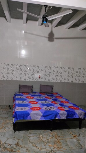 2 bedrooms, bed sheets - Omkar Homestay, Dwarka, Gujarat (Dwarka)