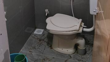 Douche, serviettes fournies, savon