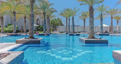 Fully-equppied studio with private beach and pool