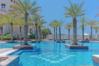 Fully-equppied studio with private beach and pool