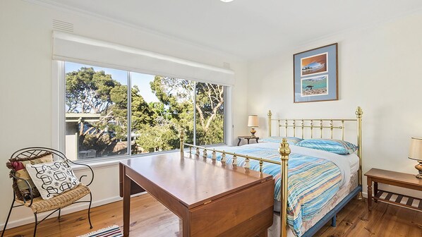 4 bedrooms, iron/ironing board, WiFi