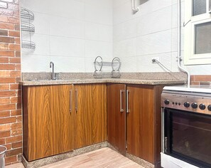 Køleskab, mikrobølgeovn, ovn, kogeplade