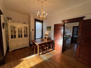 Dining - Cozy Apartment in Einer Ruhigen Gegend von Brooklyn. Ideal für Familien (Brooklyn)