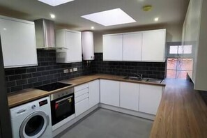 Geladeira, micro-ondas, cooktop, talheres/pratos/utensílios de cozinha