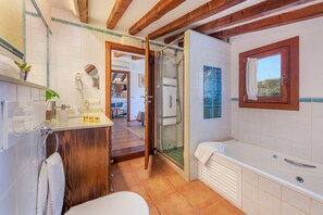 Shower, hair dryer, bidet, towels