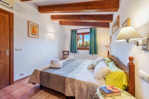 2 soveværelser, pengeskab på værelset, strygejern/strygebræt