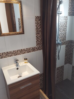 Doppelzimmer (3) | Badezimmer | Dusche, kostenlose Toilettenartikel, Haartrockner, Handtücher