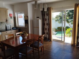 Geladeira grande, micro-ondas, fogão, lava-louças