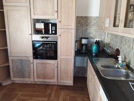 Quarto casal (1) | Cozinha privada | Geladeira grande, micro-ondas, fogão, lava-louças