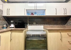 Køleskab, mikrobølgeovn, ovn, kogeplade