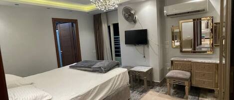 3 bedrooms, iron/ironing board, free WiFi, bed sheets