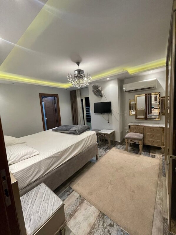 3 bedrooms, iron/ironing board, free WiFi, bed sheets - Block A - 404 (Agouza)