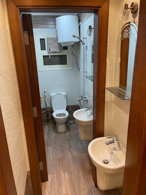 Shower, towels, toilet paper - Block A - 404 (Agouza)