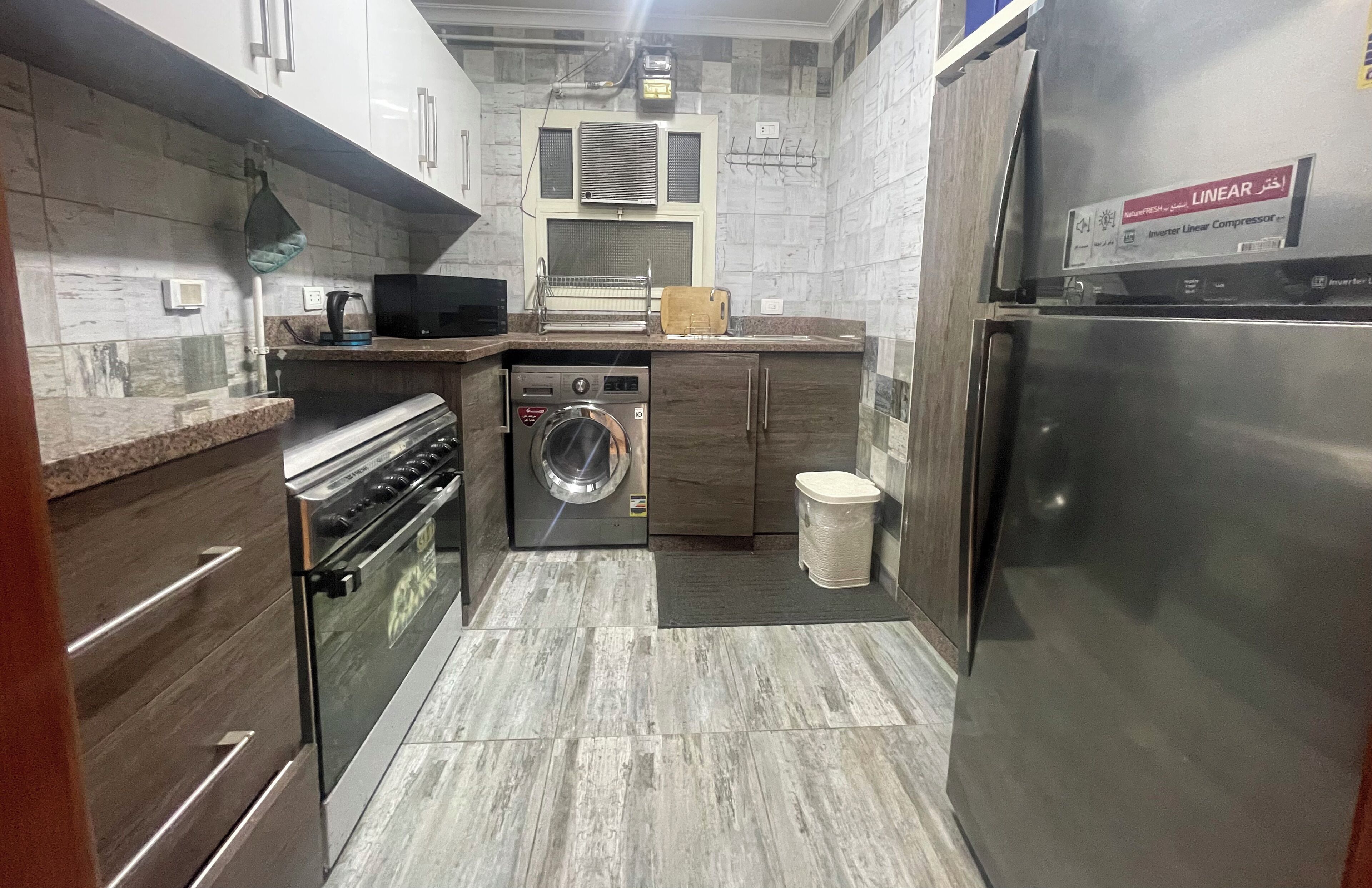 Kjøleskap, mikrobølgeovn, ovn og kokeplater