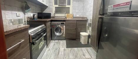 Kjøleskap, mikrobølgeovn, ovn og kokeplater