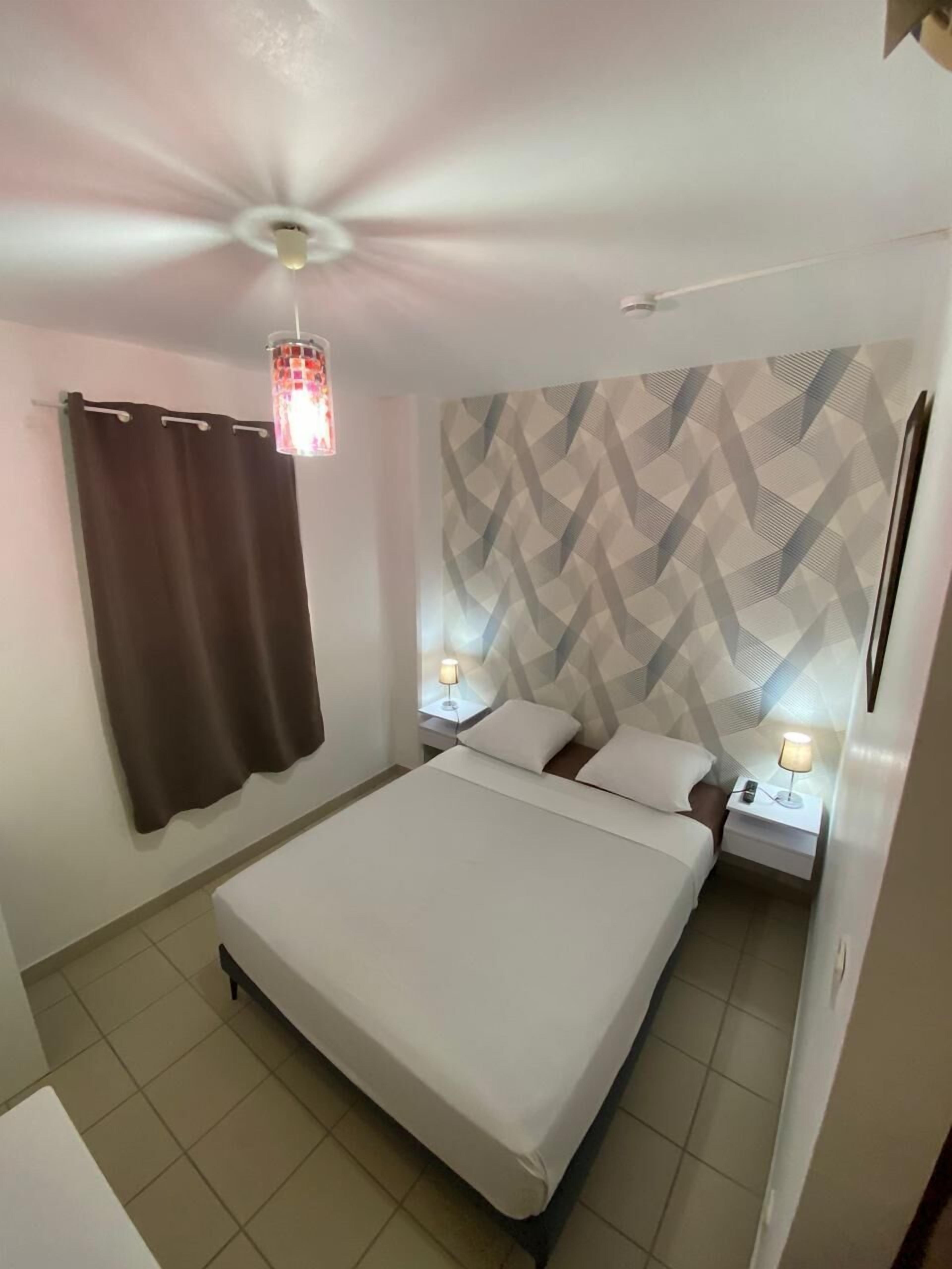 Room | 9 bedrooms, desk, blackout drapes, soundproofing