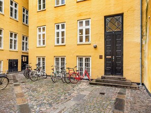 Apartment, 2 Bedrooms | Front of property