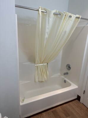Combined shower/tub, rainfall showerhead, towels - Lakeinn (Moneta)