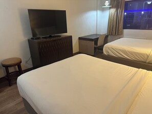 Comfort Double Room Single Use | Bathroom | Combined shower/tub, rainfall showerhead, towels - Lakeinn (Moneta)