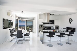 Villa, 3 Bedrooms, Private Pool, Garden View | Dining