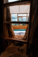 Deluxe lombház | Prémium ágynemű, pehelypaplan, egyedi berendezés és sötétítőfüggöny