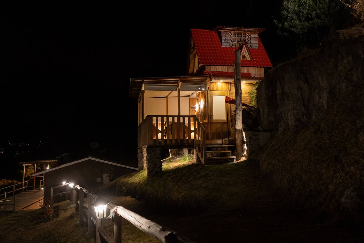 Deluxe Tree House