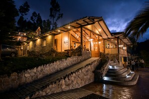 Front of property - Killary Lodge (Solano)