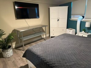 1 bedroom, iron/ironing board, free WiFi, bed sheets - Heart of Daytona 1 bedroom w/kitchen, sleeps 4, private balcony, fireplace, pool (Daytona Beach)
