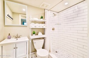 Shower, hair dryer, towels, toilet paper - Heart of Daytona 1 bedroom w/kitchen, sleeps 4, private balcony, fireplace, pool (Daytona Beach)