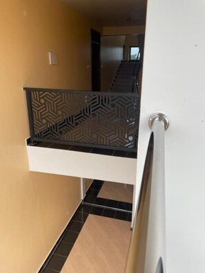 Ein modernes Interieur mit einer Treppe, die zu einer oberen Etage führt.