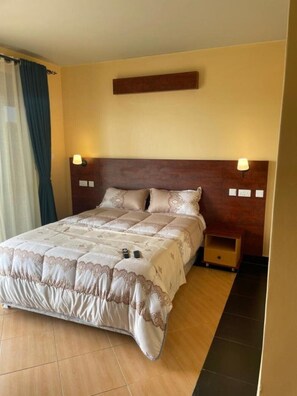 1 bedroom, iron/ironing board, WiFi, bed sheets - Lakeshore Victoria view apartments (Kampala)