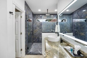 Doccia, asciugacapelli, bidet, asciugamani