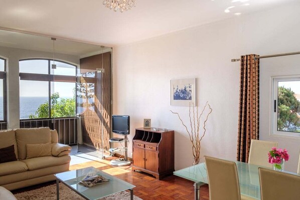 TV, books - GuestReady - Serene stay with sea views (Caniço)