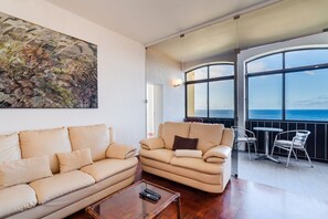 TV, books - GuestReady - Serene stay with sea views (Caniço)