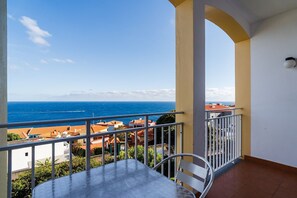 Outdoor dining - GuestReady - Serene stay with sea views (Caniço)