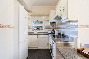Kühlschrank, Mikrowelle, Ofen, Geschirrspüler