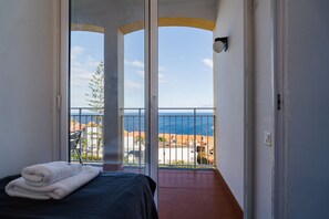 2 bedrooms, iron/ironing board, Internet, bed sheets - GuestReady - Serene stay with sea views (Caniço)