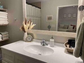 Bañera de hidromasaje, secador de pelo, toallas y jabón