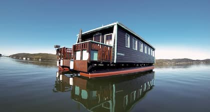 Houseboat in Knysna, beautiful views,spacious, relaxing and in a unique location