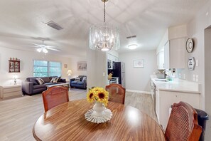 Fernseher, Bücher, Videothek, Stereoanlage