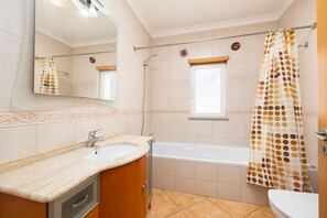 Douche, sèche-cheveux, serviettes fournies
