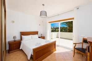 4 bedrooms, iron/ironing board, travel cot, WiFi