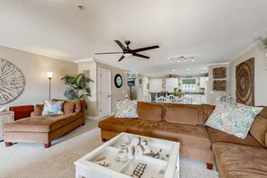 テレビ、暖炉、書庫