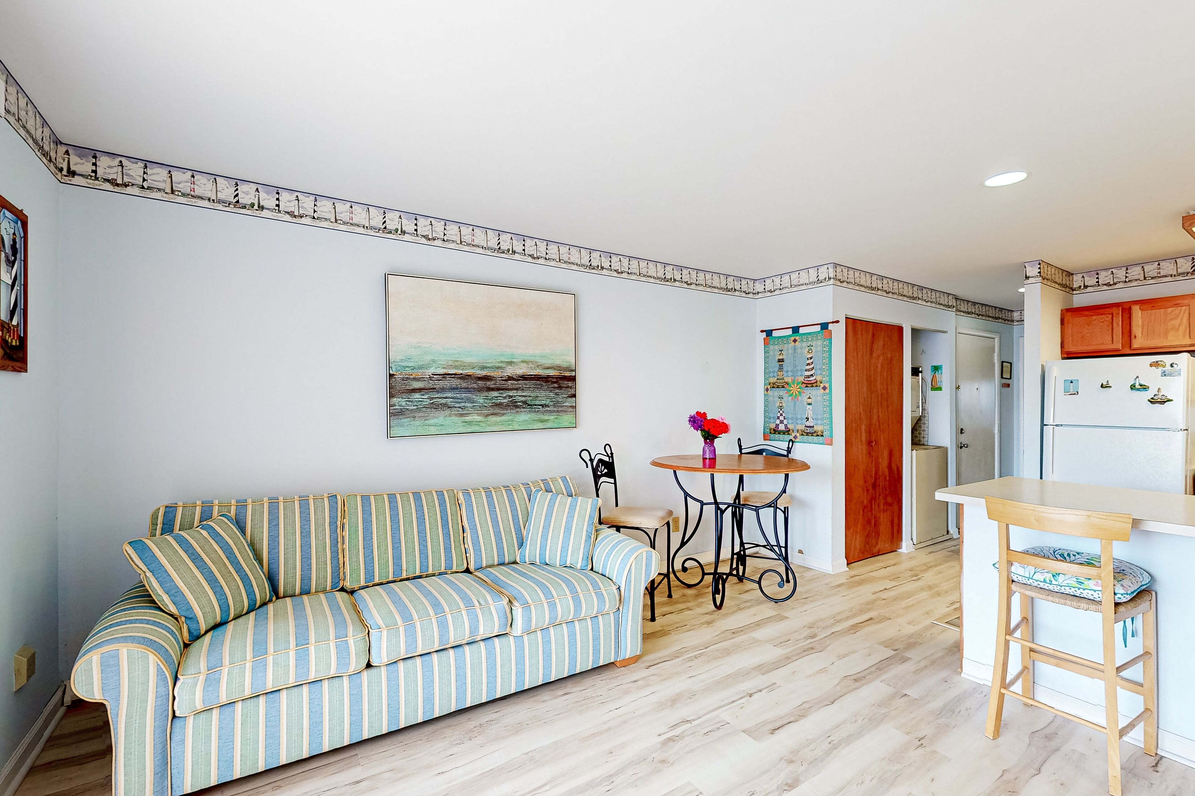2nd-floor condo near beach/attractions with private balcony, AC, & W/D