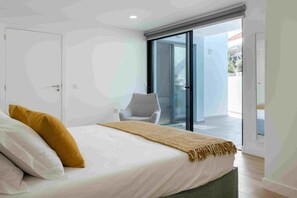 2 bedrooms, desk, iron/ironing board, internet