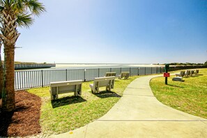 Property grounds - Resort condo with on-site golf, pools, & fitness center - snowbird-friendly (Myrtle Beach)