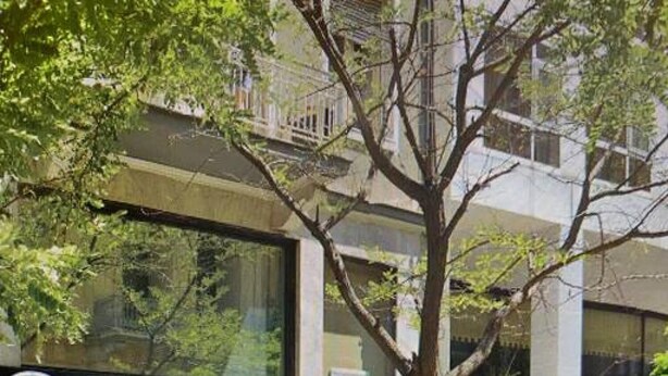 A storefront with a sign reading "oggi" and a scooter parked outside. - Exclusive New Modern Apartment at Syntagma Square (Athens)