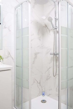 Ducha, secador de pelo, toallas