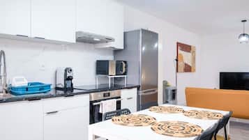 Fridge, microwave, oven, coffee/tea maker