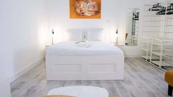 Strykejern/-brett, internettilgang og sengetøy